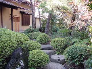 数寄屋造りの建物と静寂な庭園の調和が見事な猪股庭園