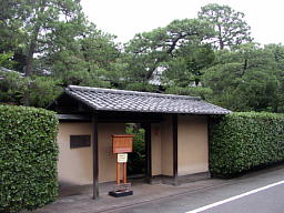 猪俣庭園入口の和風の門